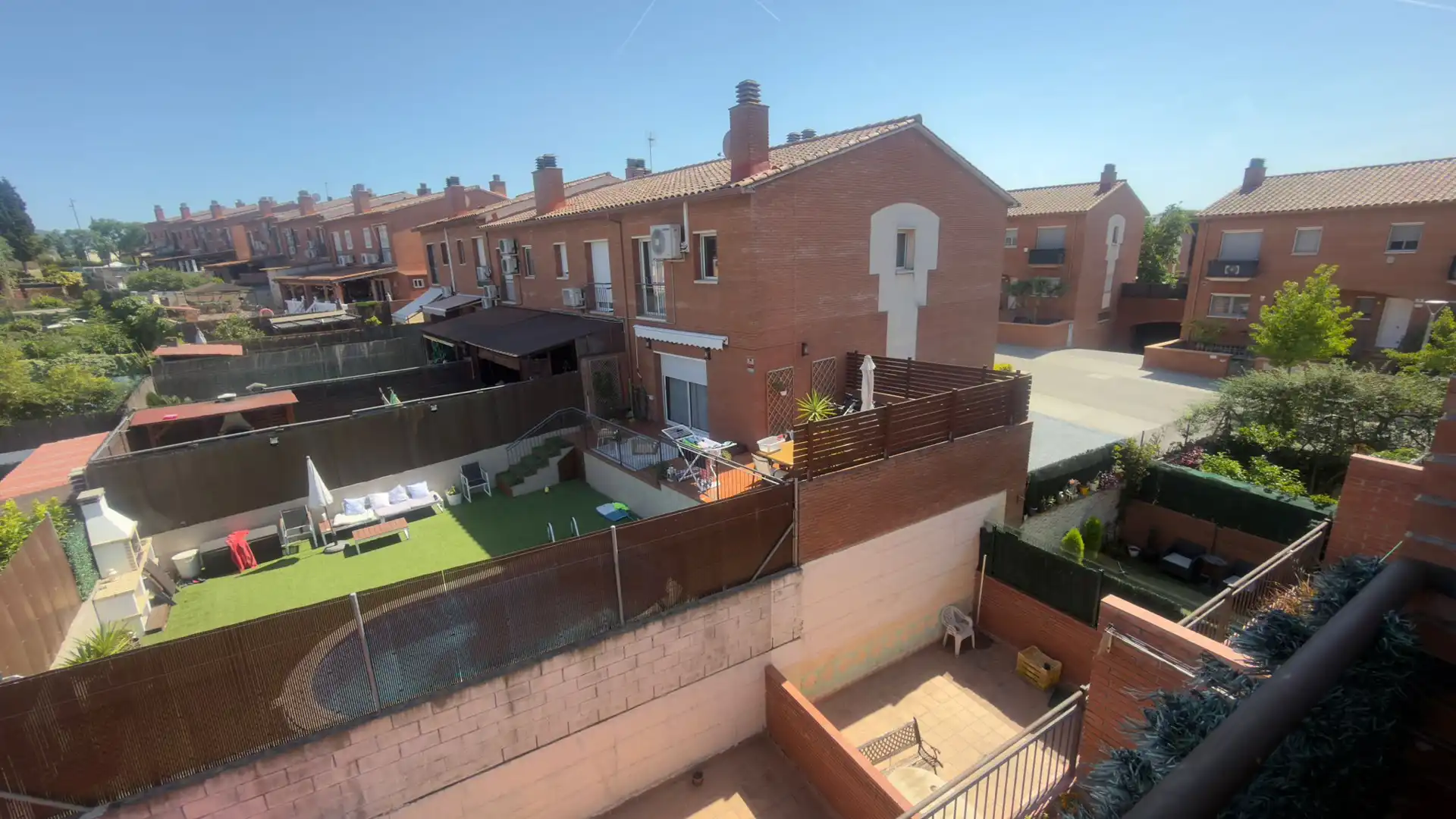 Vista exterior de Casa adosada en venta en Santa Perpètua de Mogoda con Aire acondicionado, Calefacción y Jardín privado