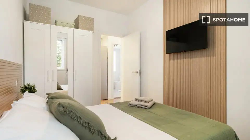 Dormitori de Apartament per a compartir en Madrid amb Aire condicionat, Terrassa i Moblat
