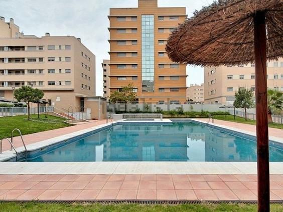 Piscina de Apartament de lloguer en  Granada Capital amb Piscina, Moblat i Forn