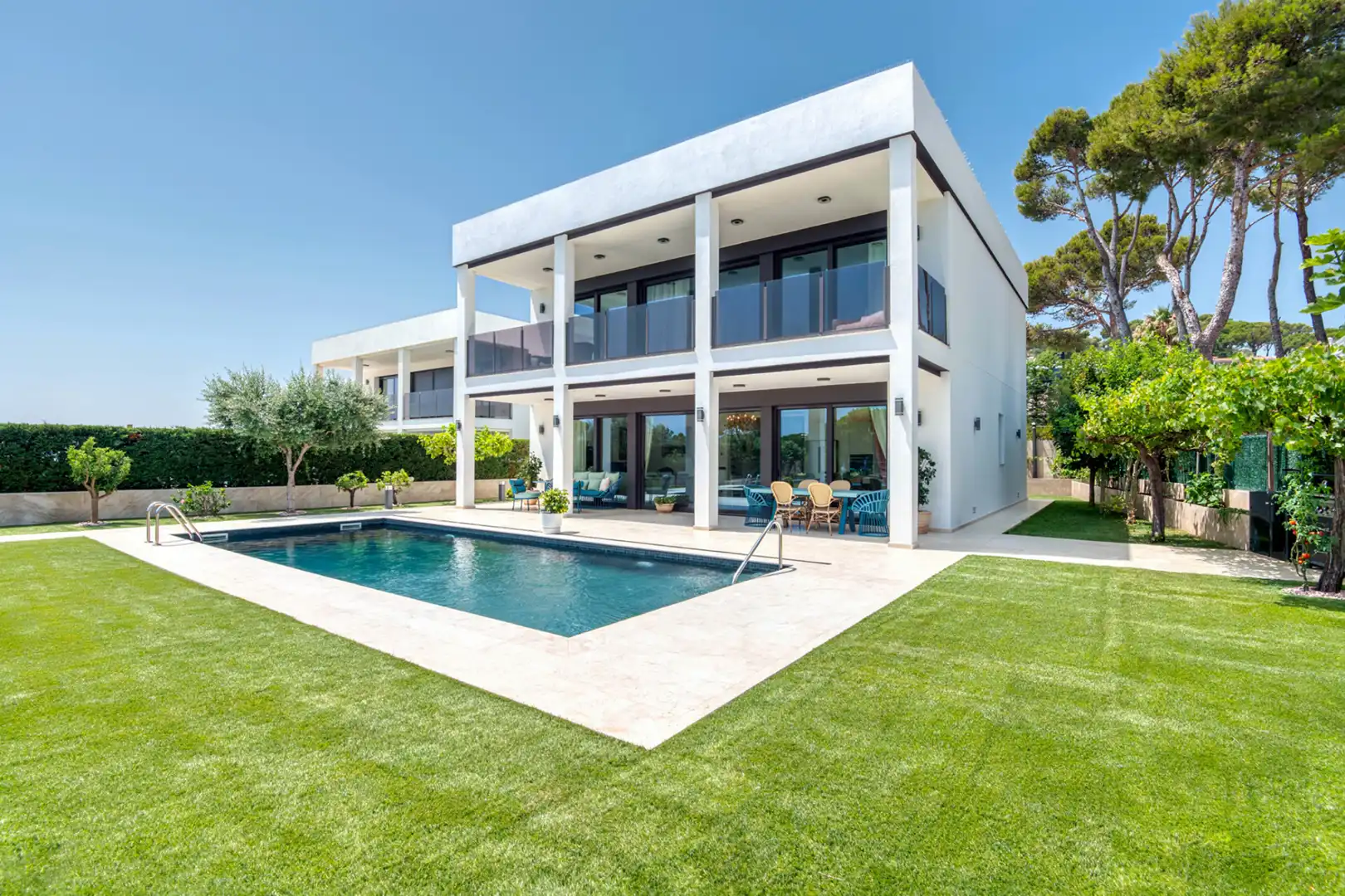 Chalet con piscina en venta en Carrer Cadí, imagen 2