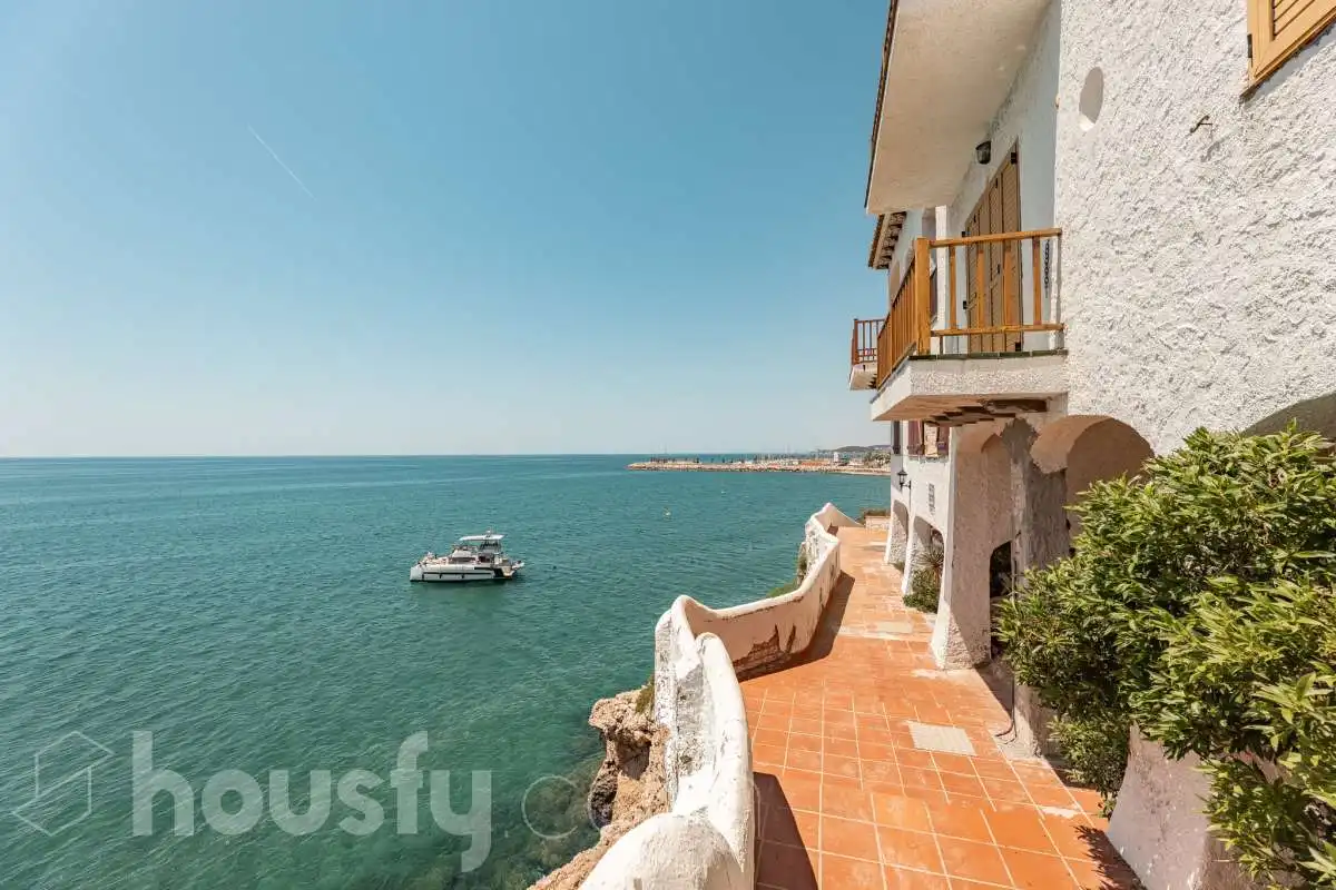Vista exterior de Piso en venta en Sitges con Trastero, Amueblado y Piscina comunitaria
