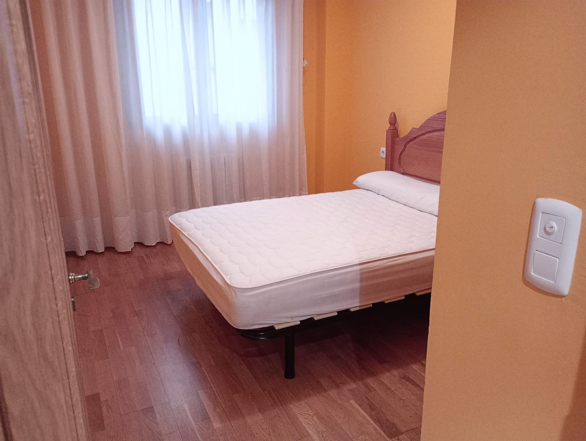 Habitación de Piso de alquiler en  Zaragoza Capital con Calefacción, Parquet y Amueblado