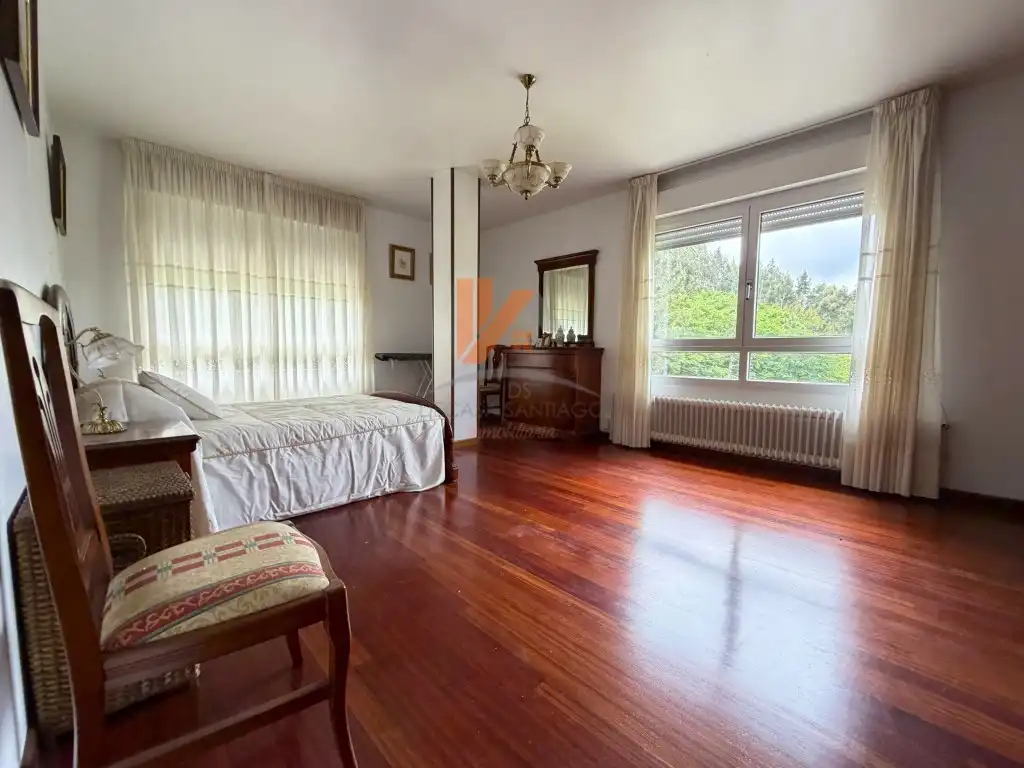 Dormitori de Casa o xalet en venda en Santiago de Compostela  amb Jardí privat, Moblat i Forn