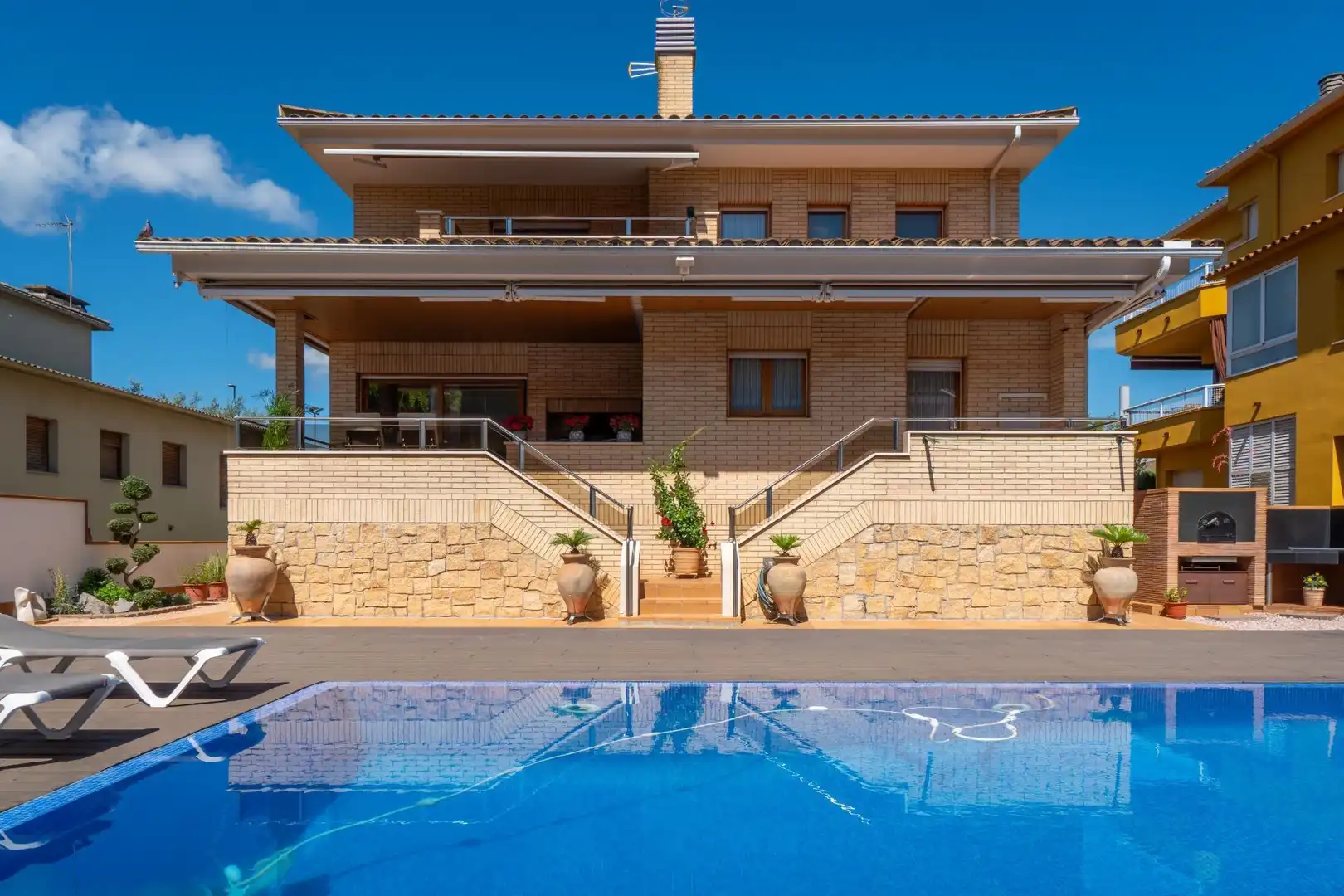 Vista exterior de Casa o xalet en venda en Banyoles amb Calefacció, Terrassa i Piscina