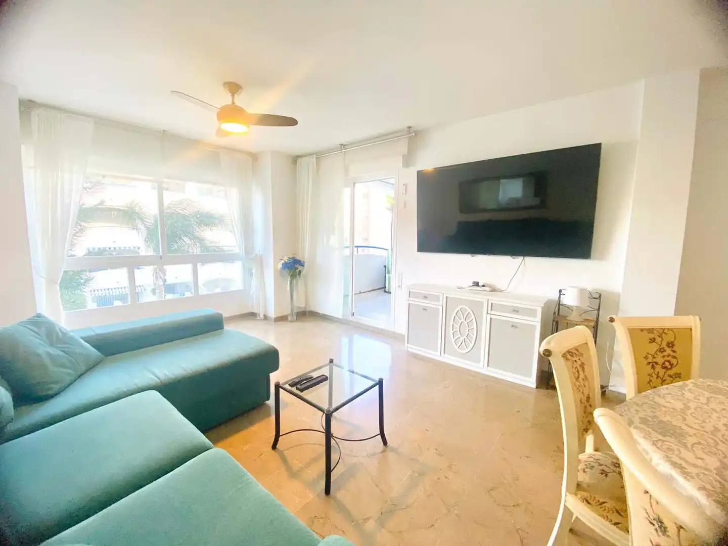 Sala de estar de Piso en venta en Benalmádena con Aire acondicionado, Terraza y Trastero
