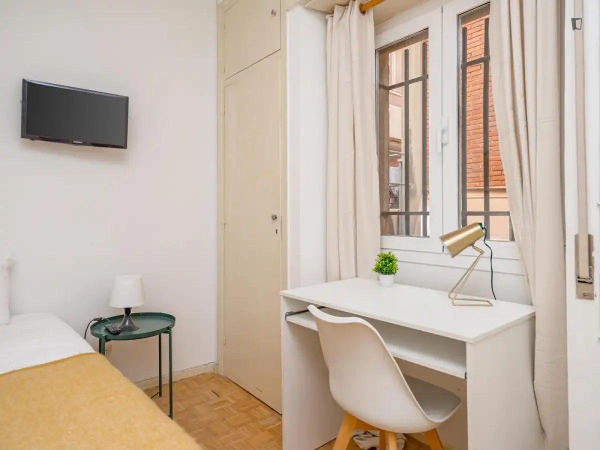 Habitación de Apartamento para compartir en Madrid con Aire acondicionado, Calefacción y Amueblado