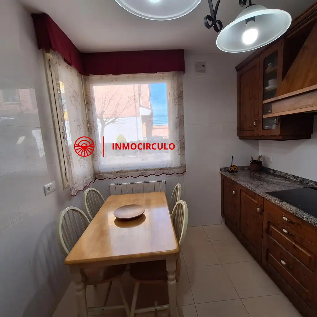 Cuina de Casa adosada en venda en Burgos amb Jardí privat, Terrassa i Traster