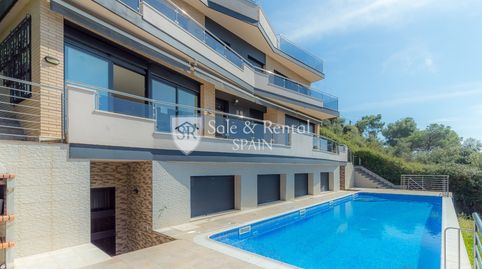 LUJO MEDITERRÁNEO EN SANTA SUSANNA, DOS CASAS GEMELAS CON LICENCIA TURÍSTICA Y  PRECIOSAS VISTAS!