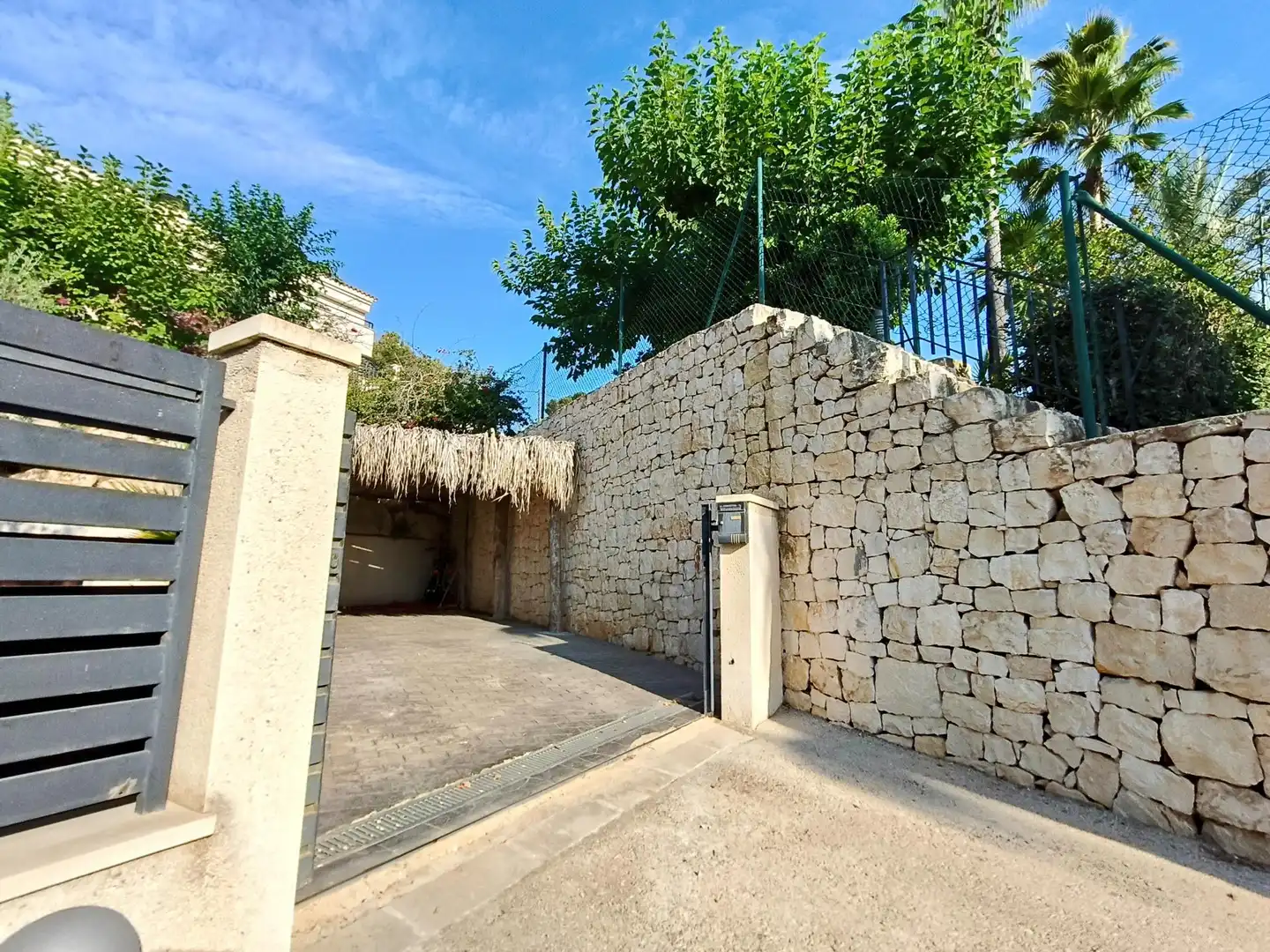 Vista exterior de Casa adosada en venda en Moraira amb Aire condicionat, Calefacció i Jardí privat