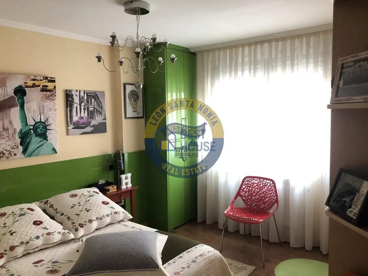 Dormitori de Casa o xalet en venda en León Capital  amb Calefacció, Jardí privat i Parquet