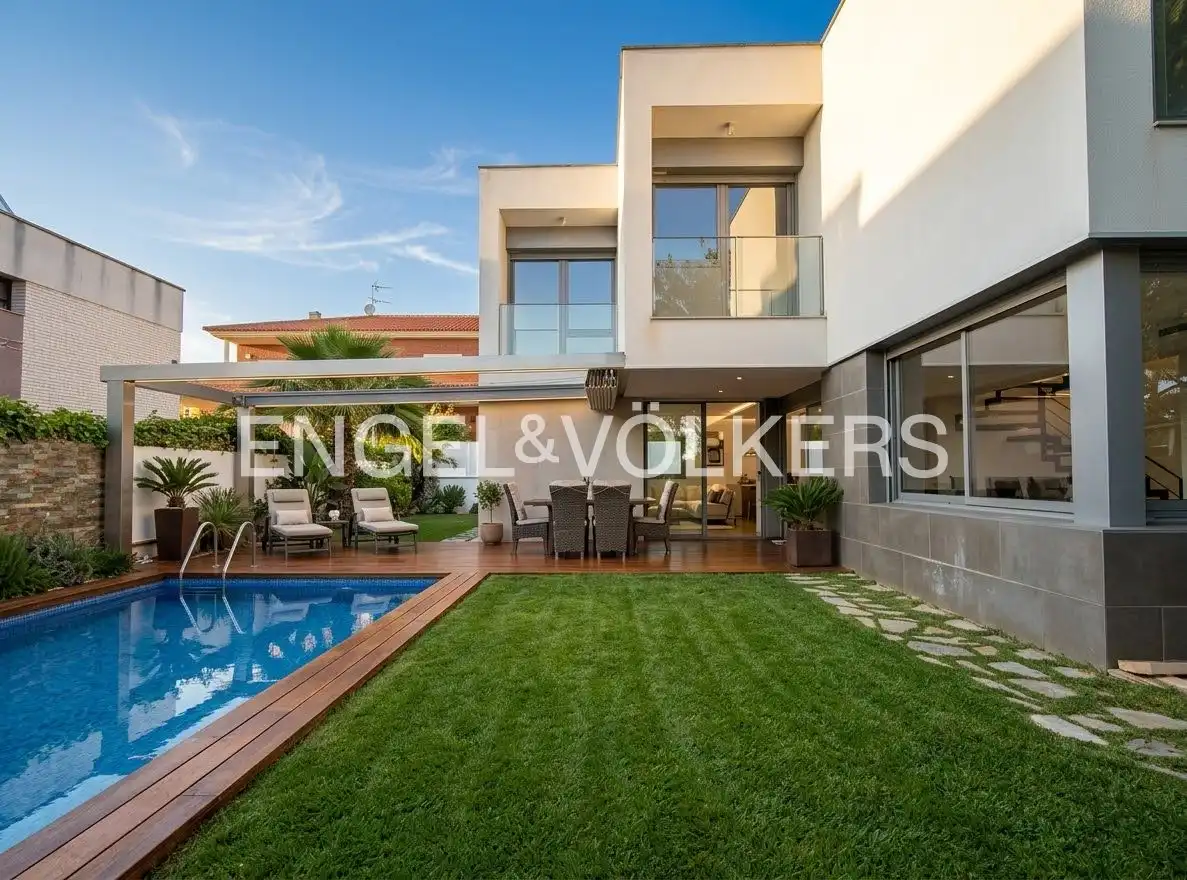 Chalet con terraza en venta en Carrer dels Estornells