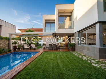 Villa avec balcon à vendre à Carrer dels Estornells