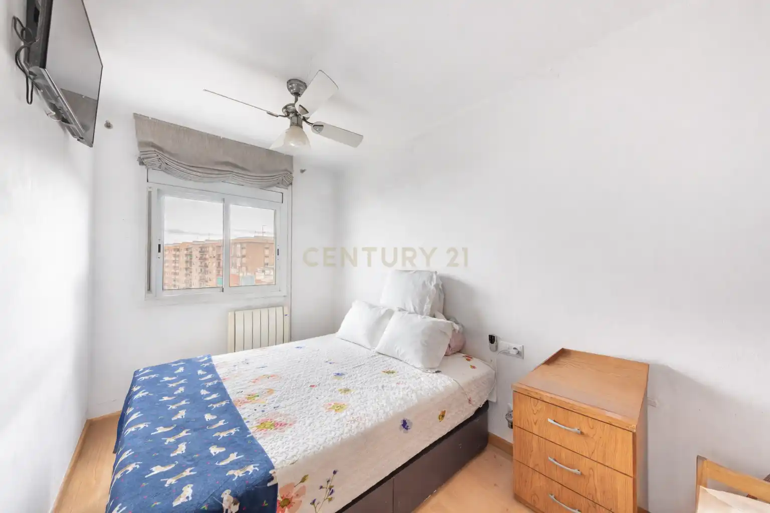 Dormitori de Apartament en venda en Badalona amb Aire condicionat i Balcó