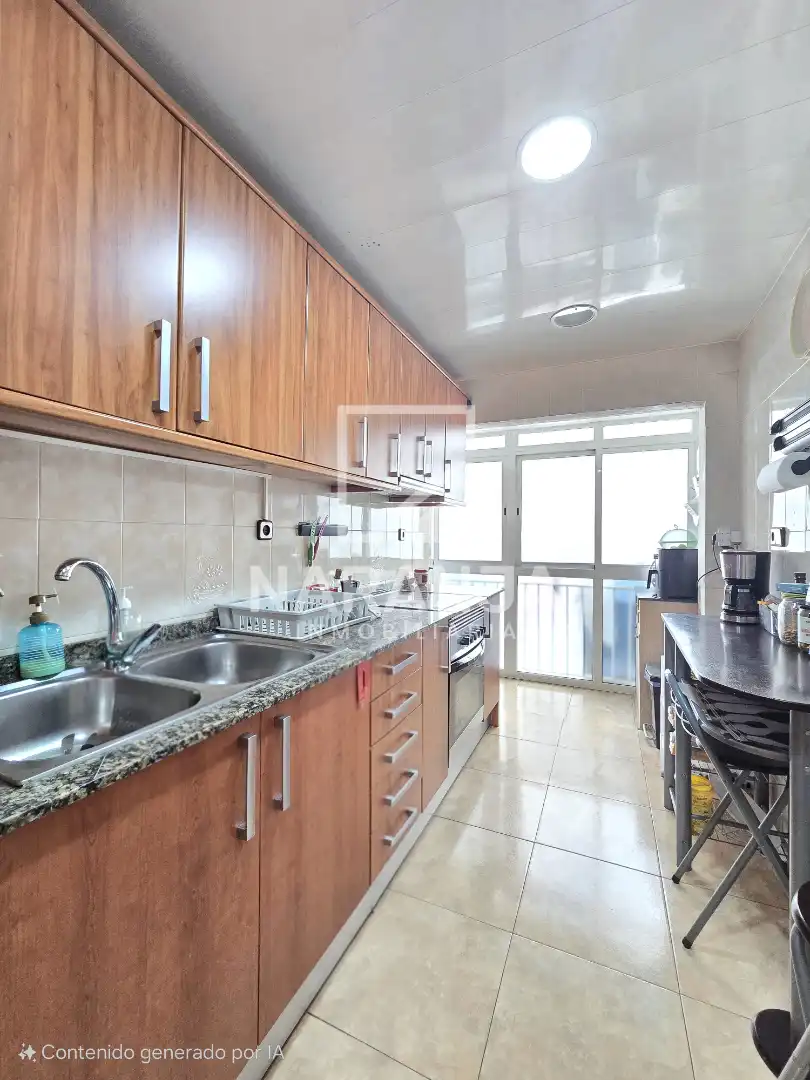 Küche von Wohnung zum Verkauf in Santa Coloma de Gramenet mit Balkon