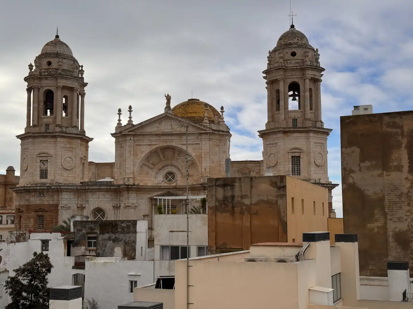 Vista exterior de Pis en venda en Cádiz amb Moblat i Rentadora