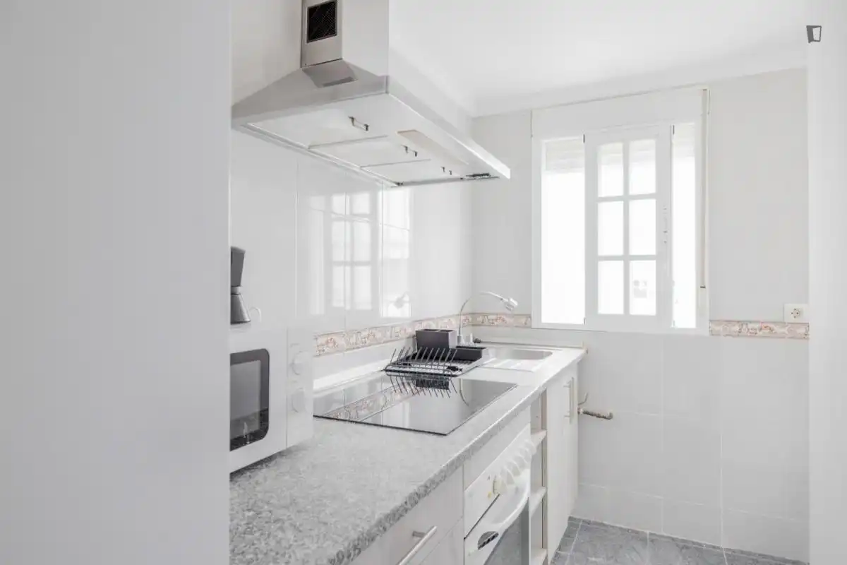 Cuina de Apartament per a compartir en Jerez de la Frontera amb Moblat, Rentadora i Microones