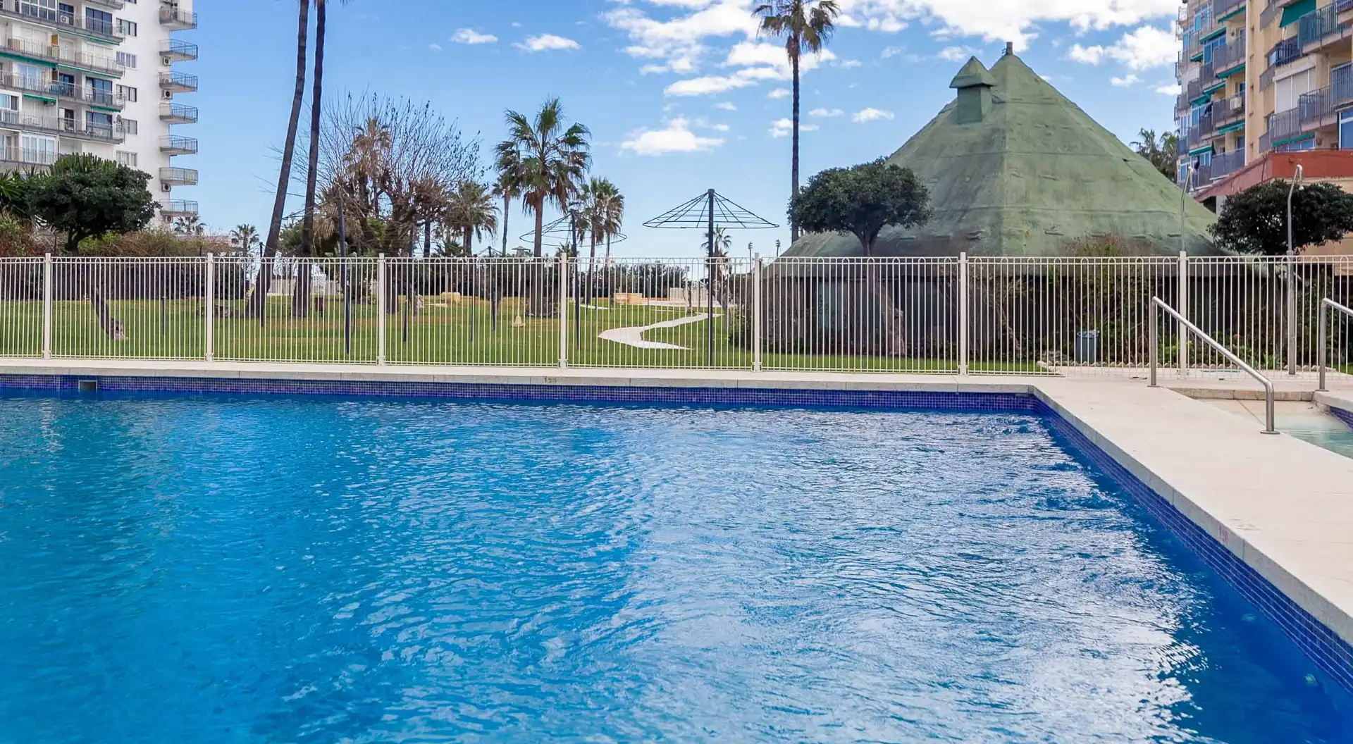 Piscina de Estudi en venda en Benalmádena amb Aire condicionat, Terrassa i Moblat