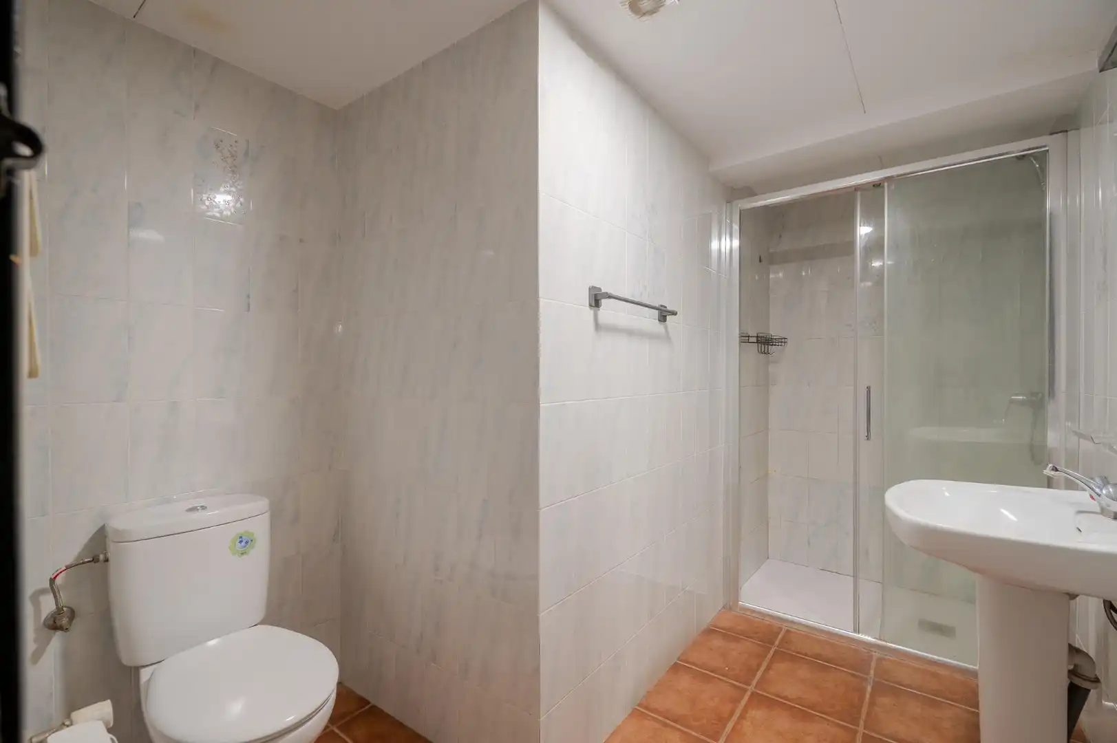 Baño de Piso de alquiler en La Vall de Bianya con Calefacción, Jardín privado y Terraza