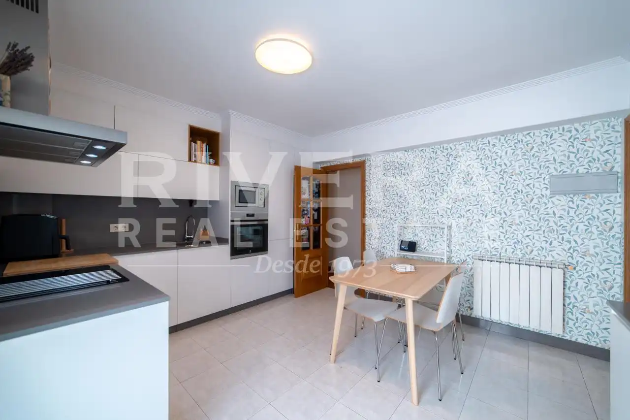 Cocina de Piso en venta en Vigo  con Calefacción, Parquet y Terraza