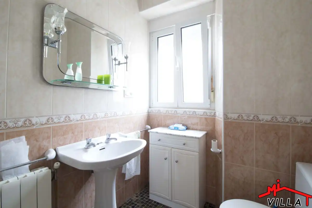 Baño de Casa o chalet en venta en Laredo con Calefacción, Terraza y Amueblado
