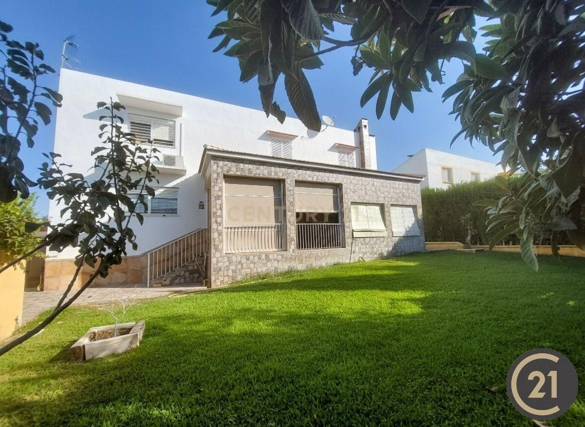 Vista exterior de Casa o xalet en venda en Espartinas amb Aire condicionat, Jardí privat i Traster