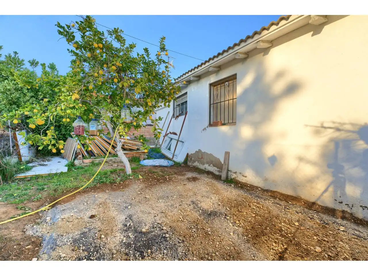 Vista exterior de Casa o xalet en venda en Vilanova i la Geltrú amb Aire condicionat i Jardí privat