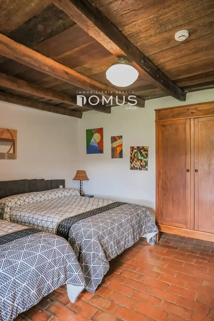 Habitación de Finca rústica en venta en Santa Pau con Calefacción, Parquet y Piscina