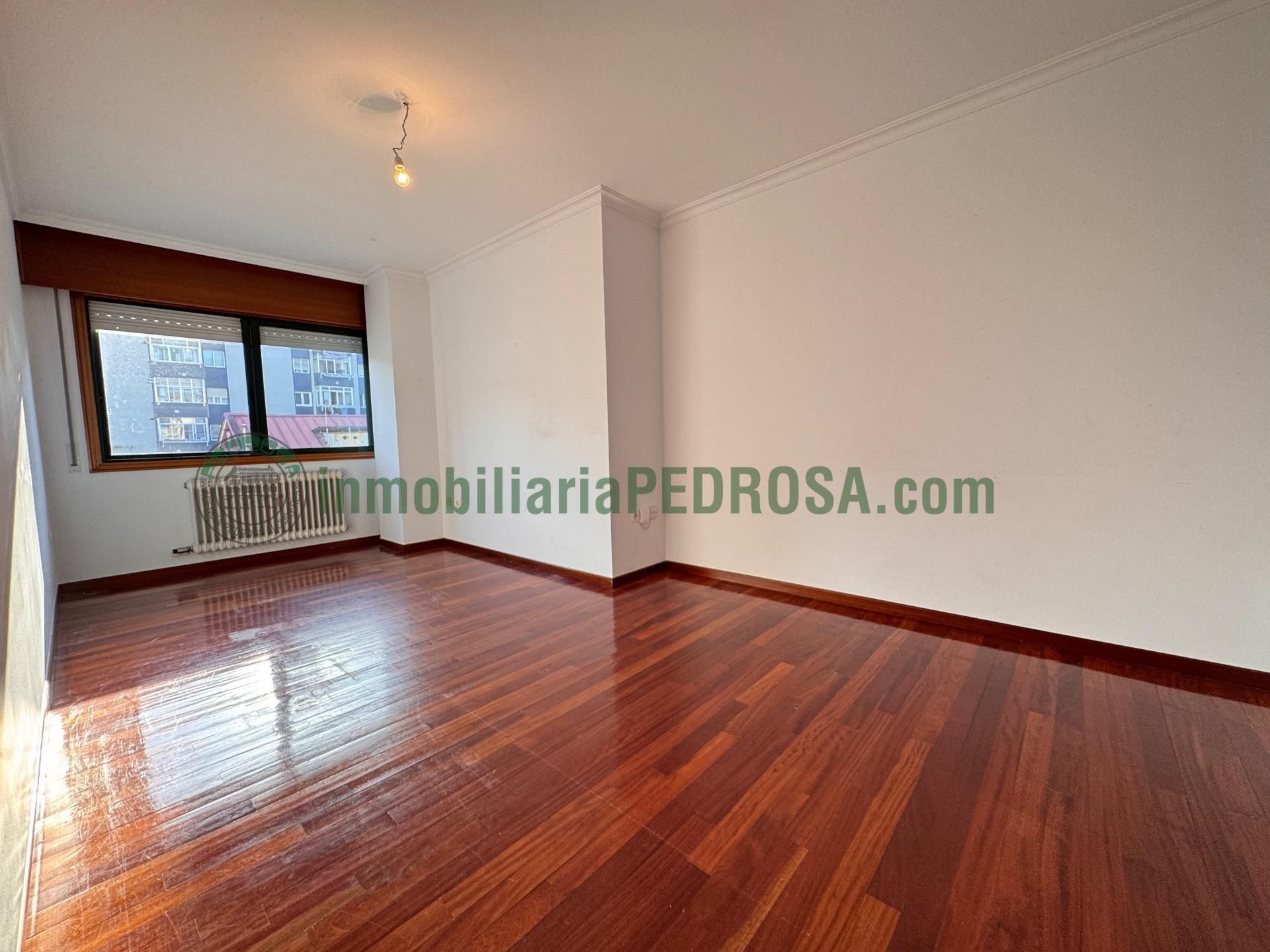 Dormitori de Pis en venda en Pontevedra Capital  amb Calefacció i Traster