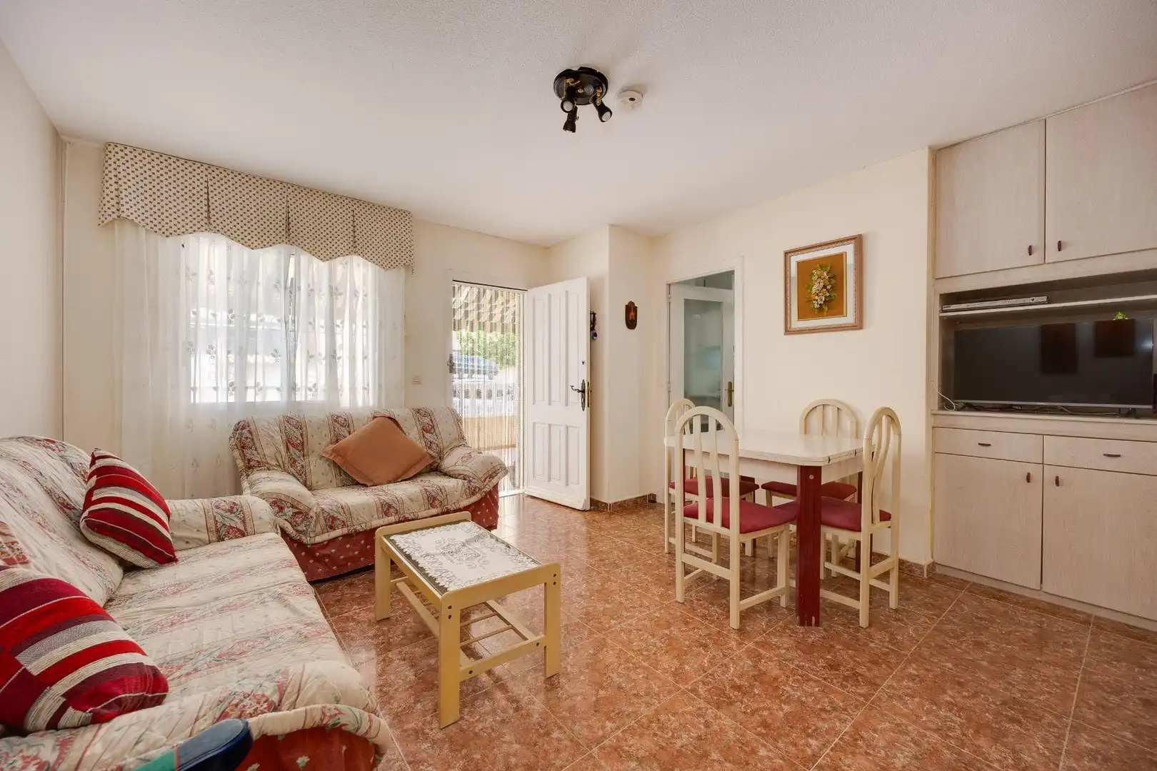 Sala d'estar de Casa o xalet en venda en Torrevieja amb Aire condicionat, Jardí privat i Piscina