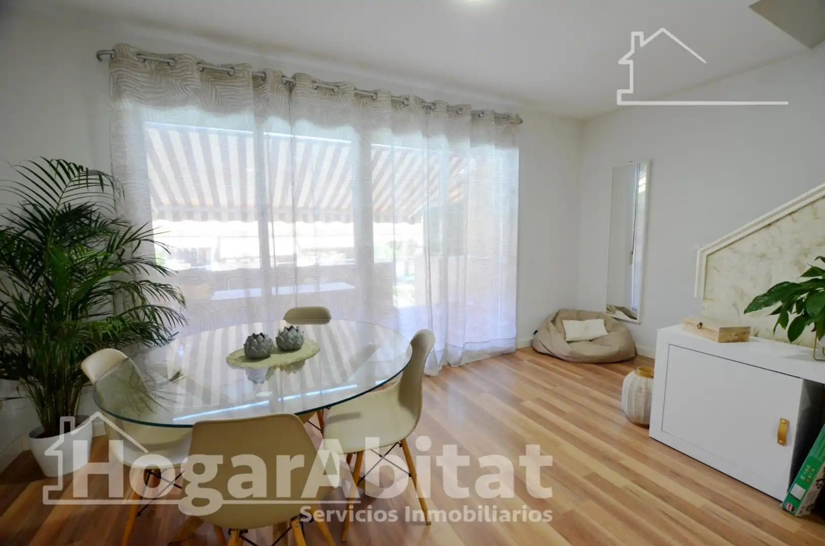 Sala d'estar de Casa adosada en venda en San Vicente del Raspeig / Sant Vicent del Raspeig amb Aire condicionat, Calefacció i Jardí privat