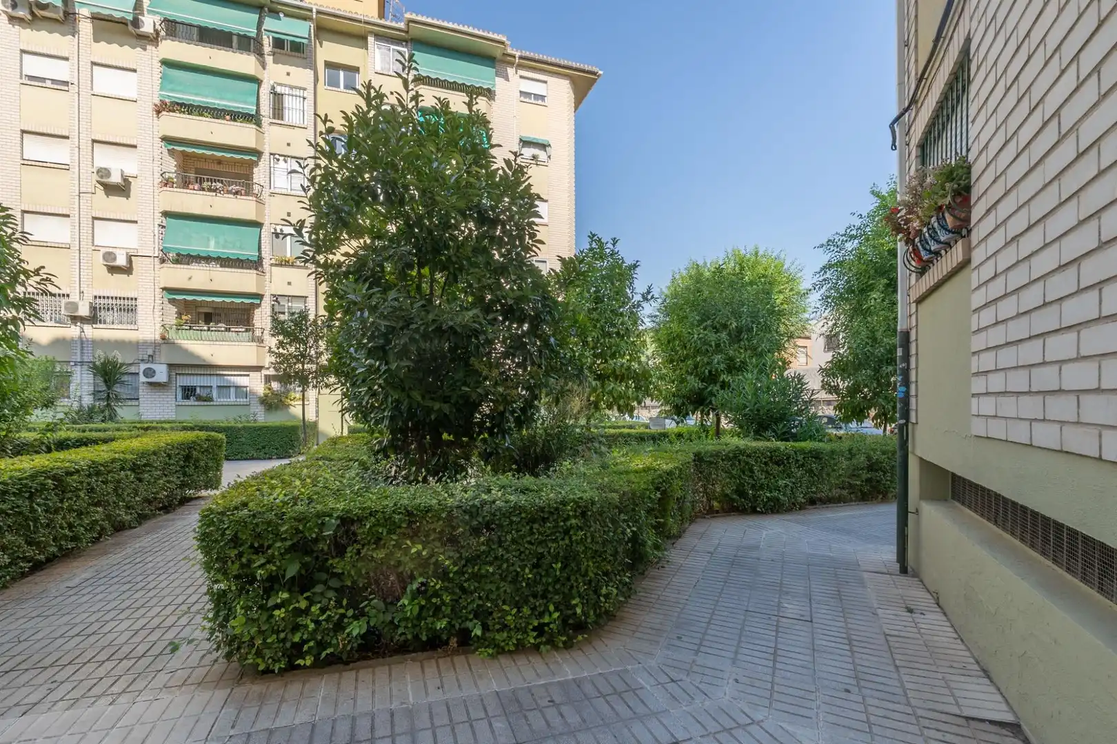 Exterior view of Flat for sale in Granada  with Air Conditioner, Terrace and Alarm