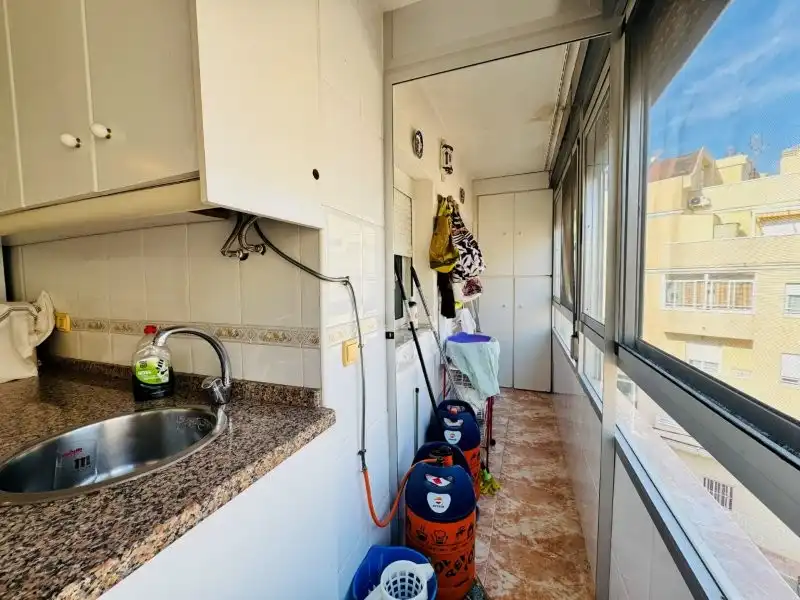 Cuina de Pis en venda en Torrevieja amb Terrassa, Traster i Moblat