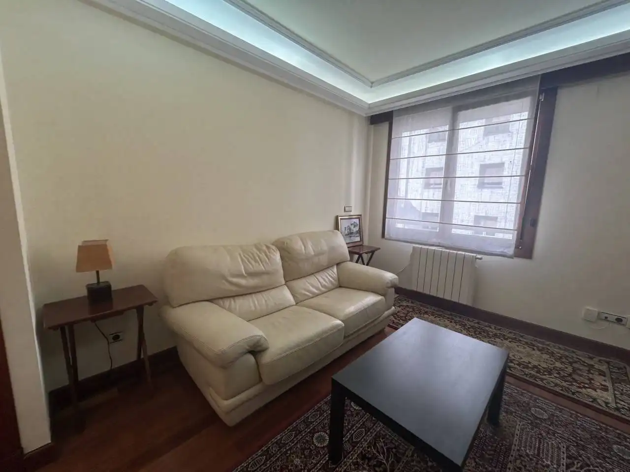 Sala d'estar de Apartament en venda en Oviedo  amb Calefacció, Parquet i Moblat
