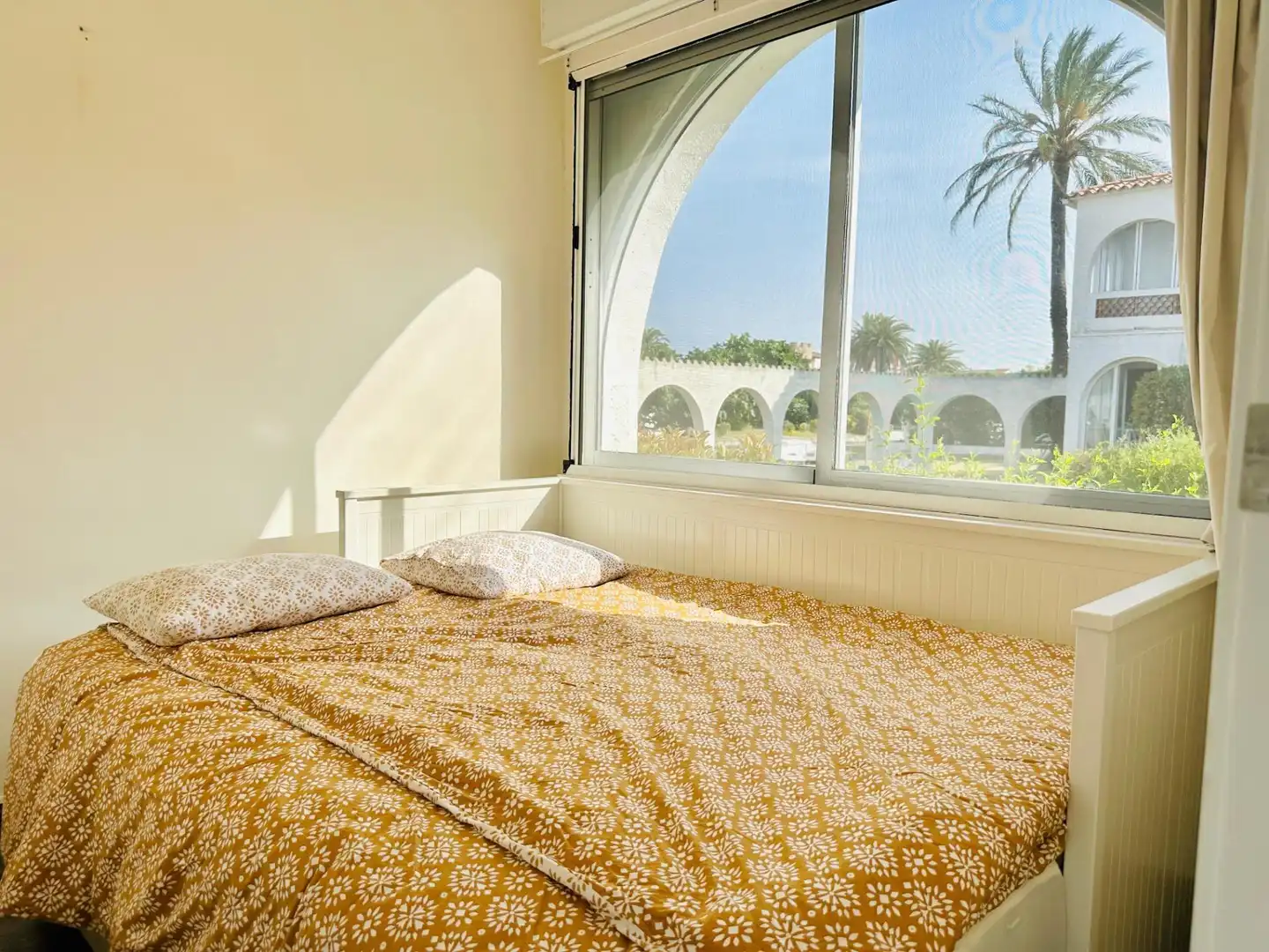 Dormitori de Apartament en venda en Empuriabrava amb Aire condicionat, Jardí privat i Moblat