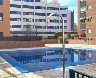 Swimming pool of Flat to rent in  Madrid Capital  with Air Conditioner, Heating and Private garden