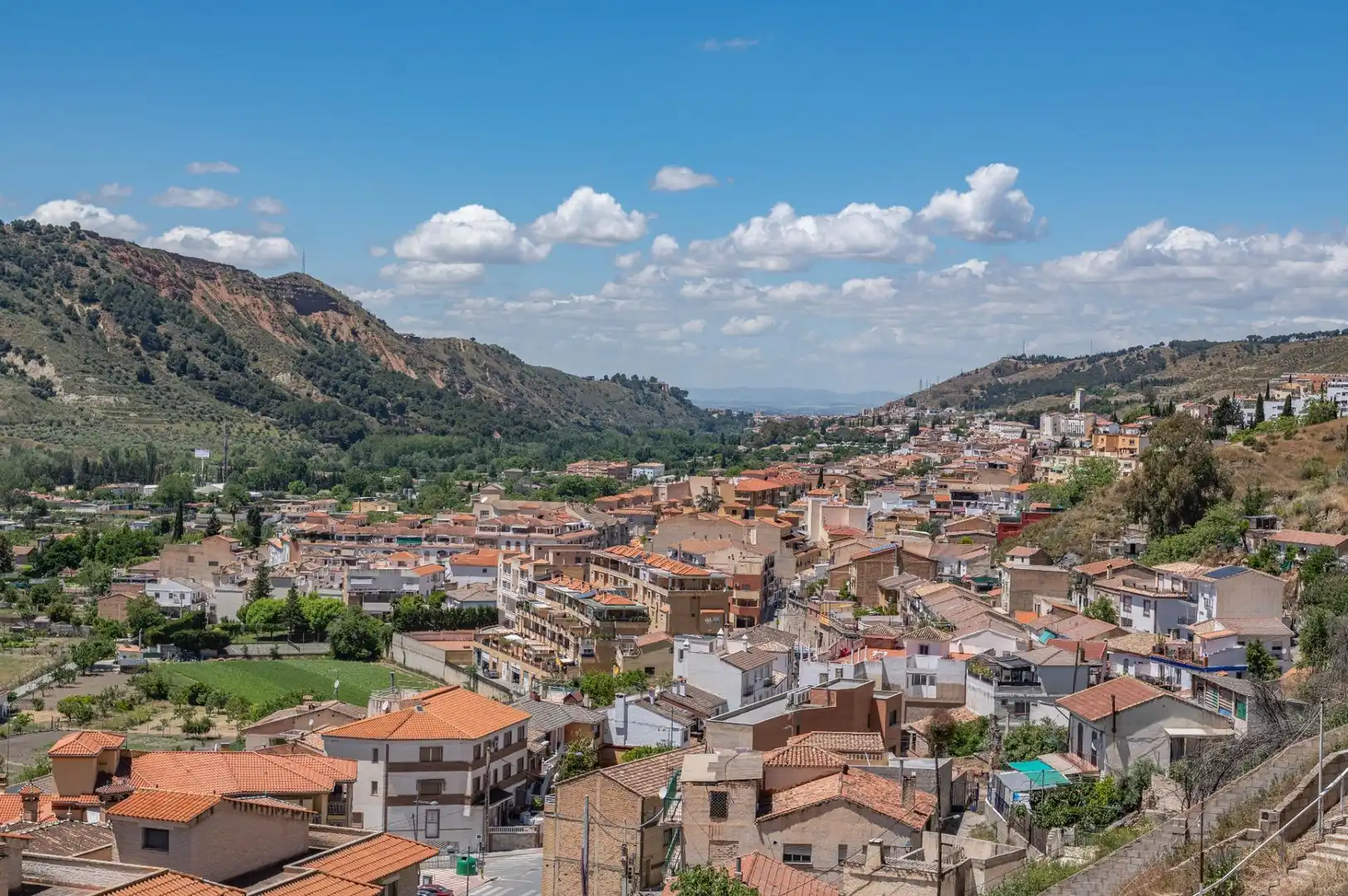 Vista exterior de Pis en venda en Cenes de la Vega amb Calefacció, Balcó i Piscina comunitària