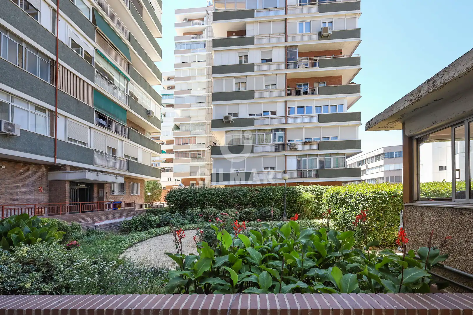 Vista exterior de Pis en venda en Madrid amb Calefacció, Jardí privat i Piscina