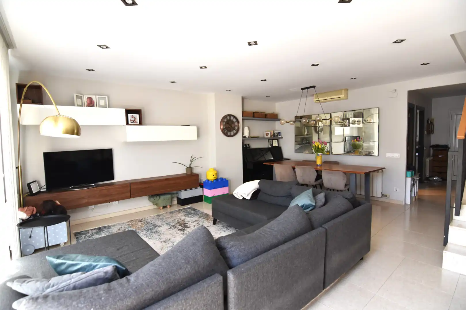 Sala de estar de Casa adosada en venta en Calella con Aire acondicionado, Calefacción y Jardín privado