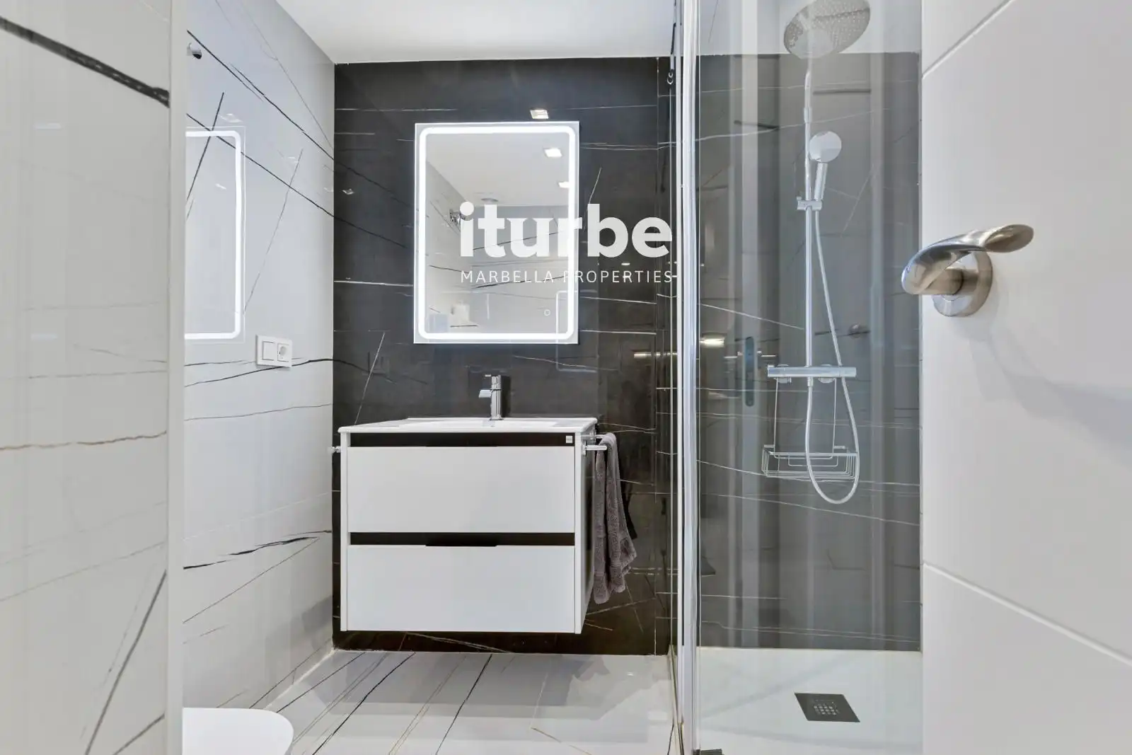 Baño de Piso en venta en Marbella con Aire acondicionado y Alarma