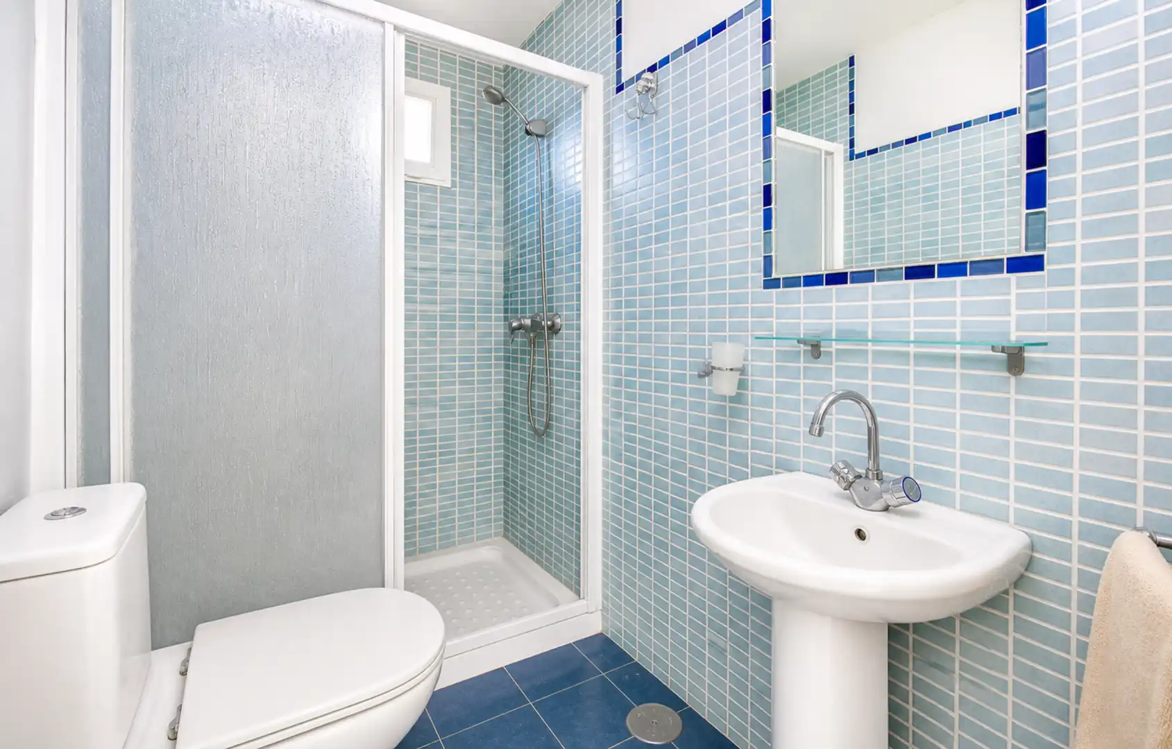 Badezimmer von Dachboden zum Verkauf in Manilva mit Klimaanlage, Terrasse und Schwimmbad