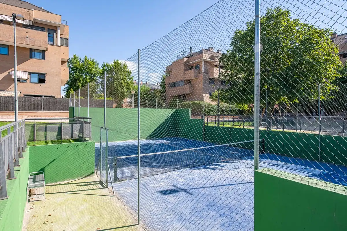 Vista exterior de Àtic en venda en Pozuelo de Alarcón amb Aire condicionat, Calefacció i Jardí privat
