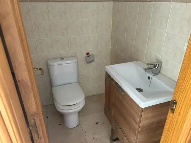 Bany de Casa adosada en venda en Córdoba amb Aire condicionat, Terrassa i Traster