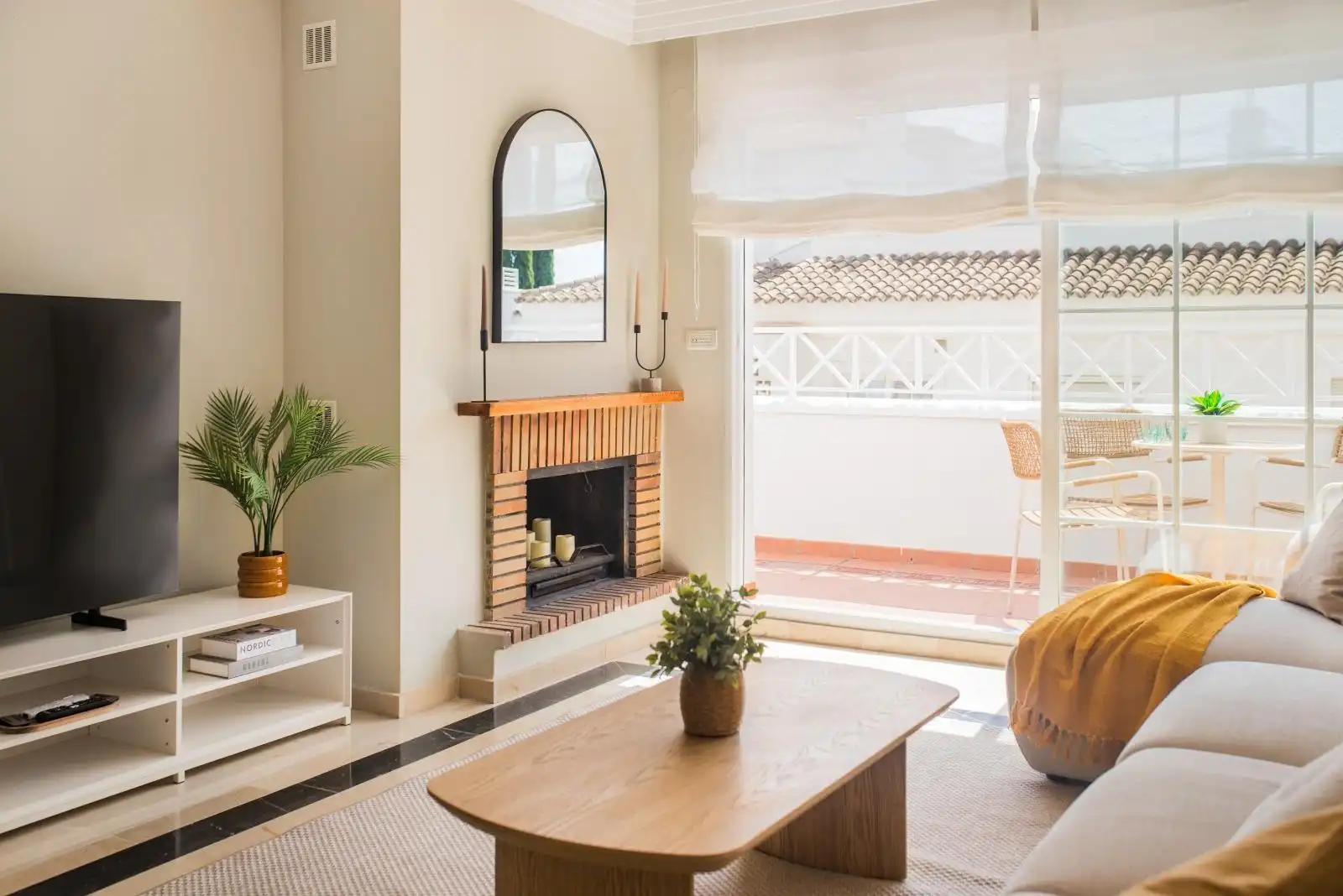 Living room of Flat for sale in Marbella  with Air Conditioner, Terrace and Furnished