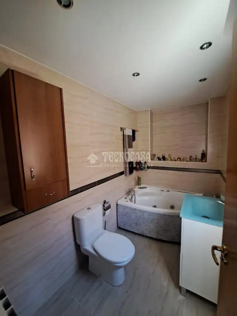 Baño de Casa adosada en venta en María de Huerva con Aire acondicionado, Calefacción y Jardín privado