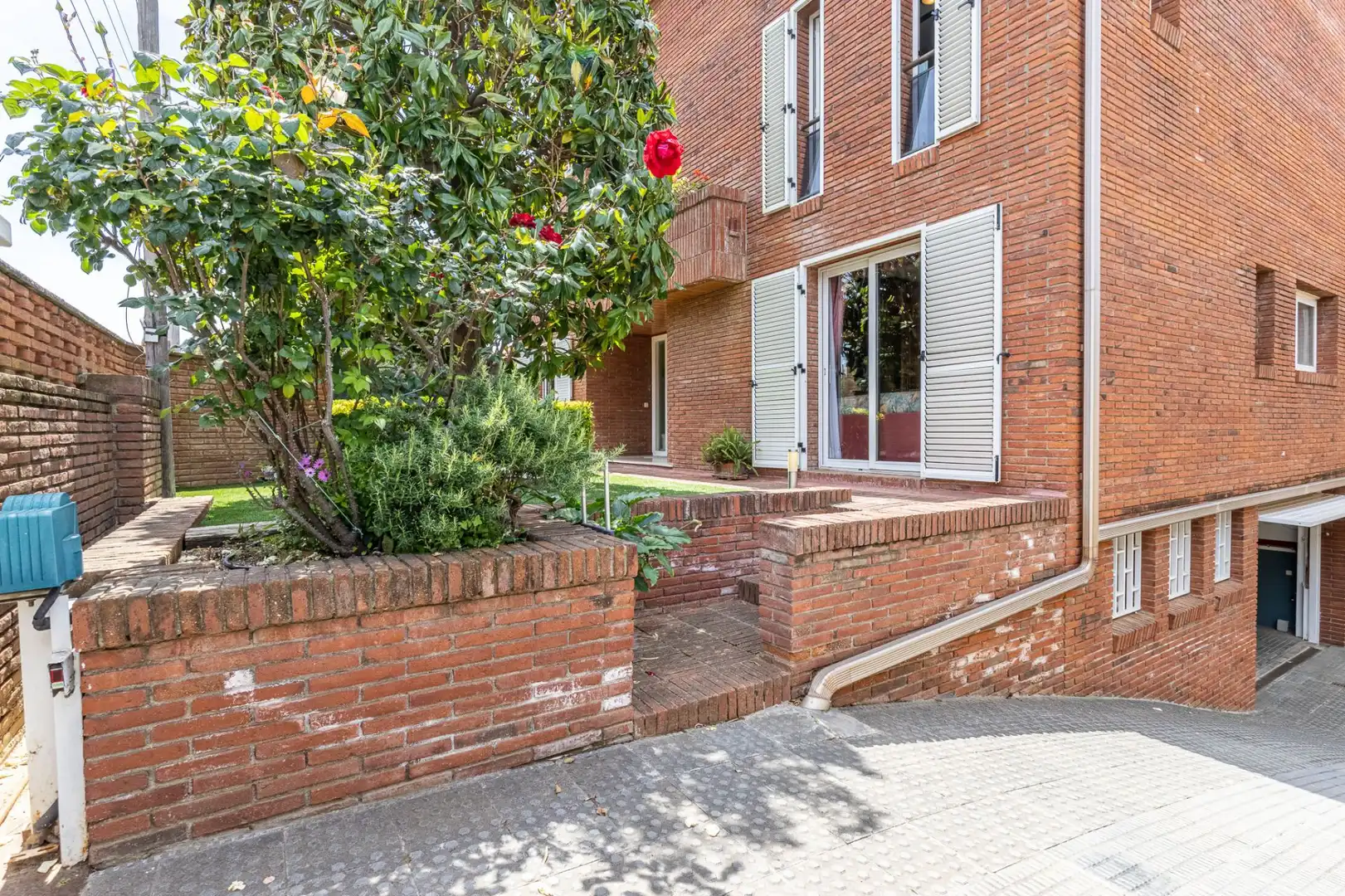Vista exterior de Casa o xalet en venda en El Masnou amb Calefacció, Jardí privat i Terrassa