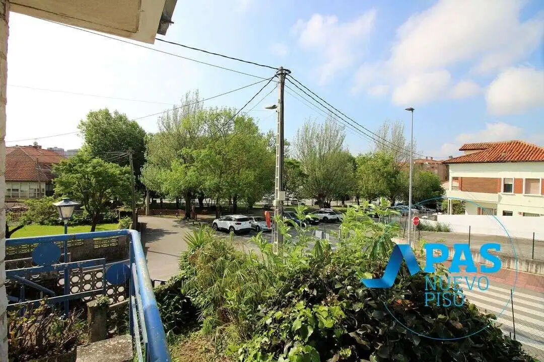 Vista exterior de Casa o xalet en venda en Santander amb Calefacció, Jardí privat i Traster