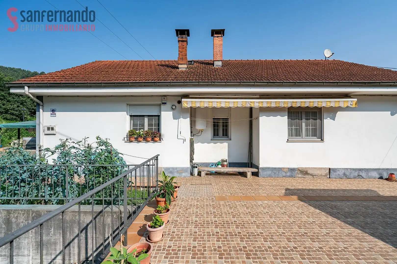 Vista exterior de Casa o xalet en venda en Cartes amb Calefacció, Jardí privat i Terrassa