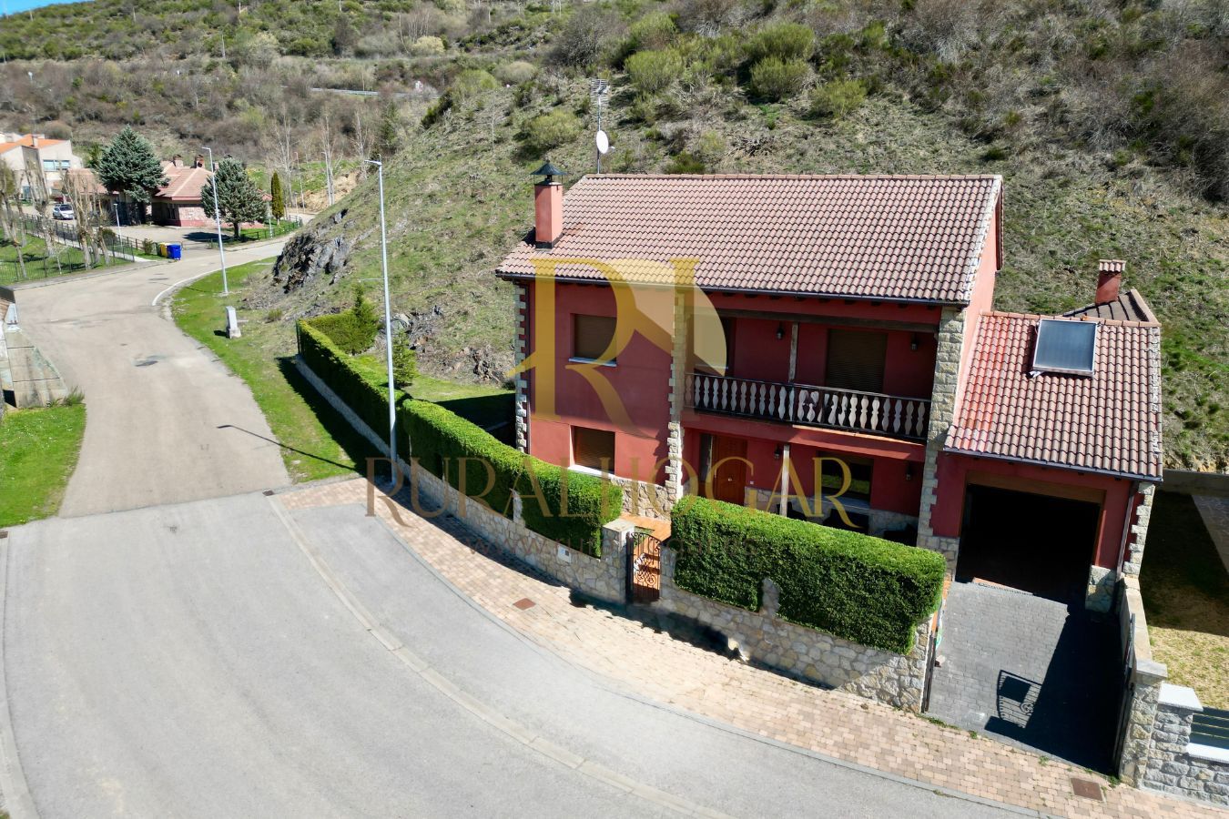 Vista exterior de Casa o xalet en venda en Riaño amb Calefacció, Jardí privat i Terrassa