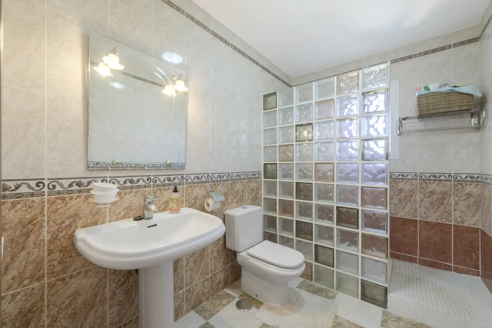 Bany de Casa o xalet en venda en Mijas amb Aire condicionat, Terrassa i Piscina