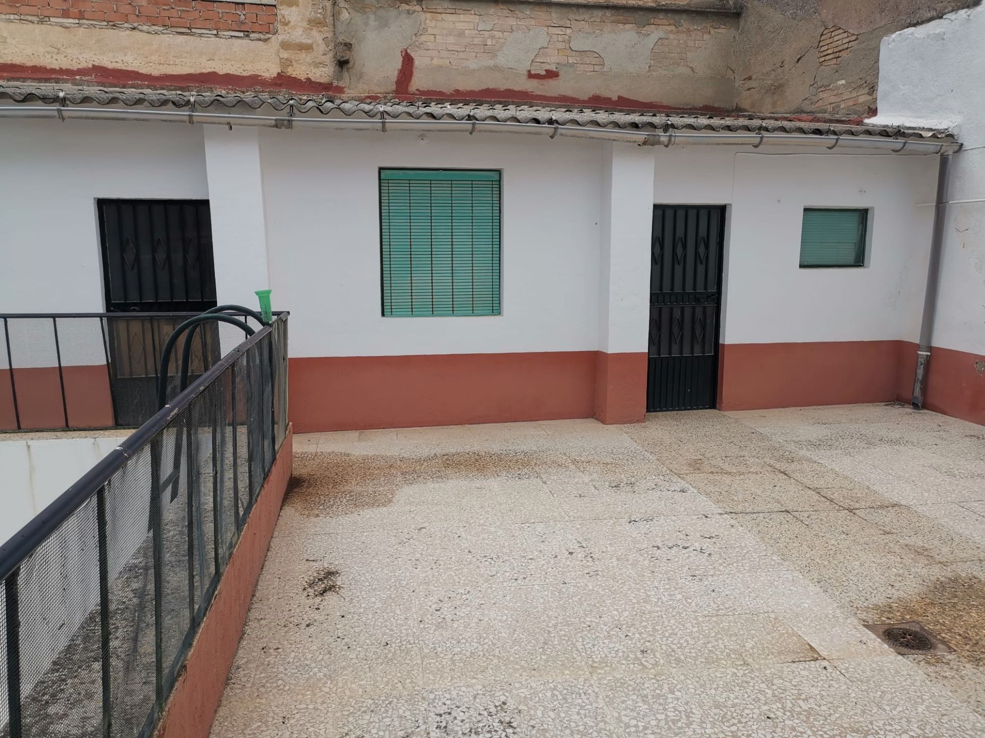 Vista exterior de Casa o xalet en venda en Jabalquinto amb Aire condicionat, Terrassa i Piscina